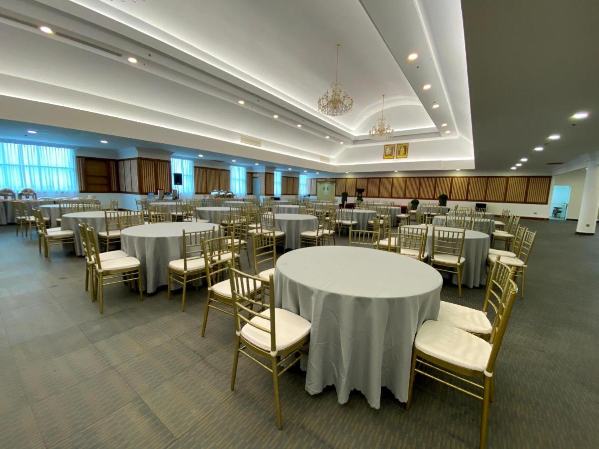 The Lanes Hotel Tutong Bagian luar foto