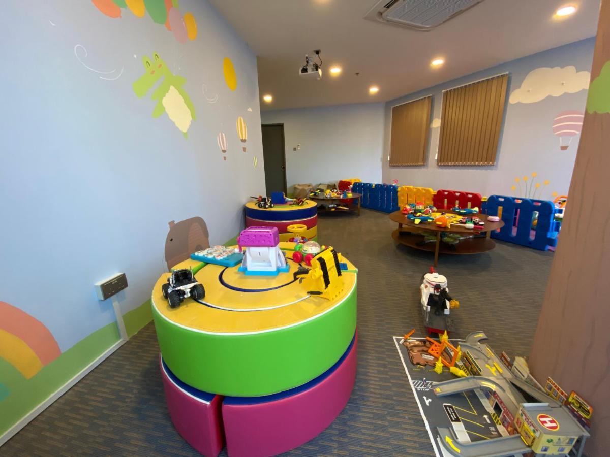 The Lanes Hotel Tutong Bagian luar foto