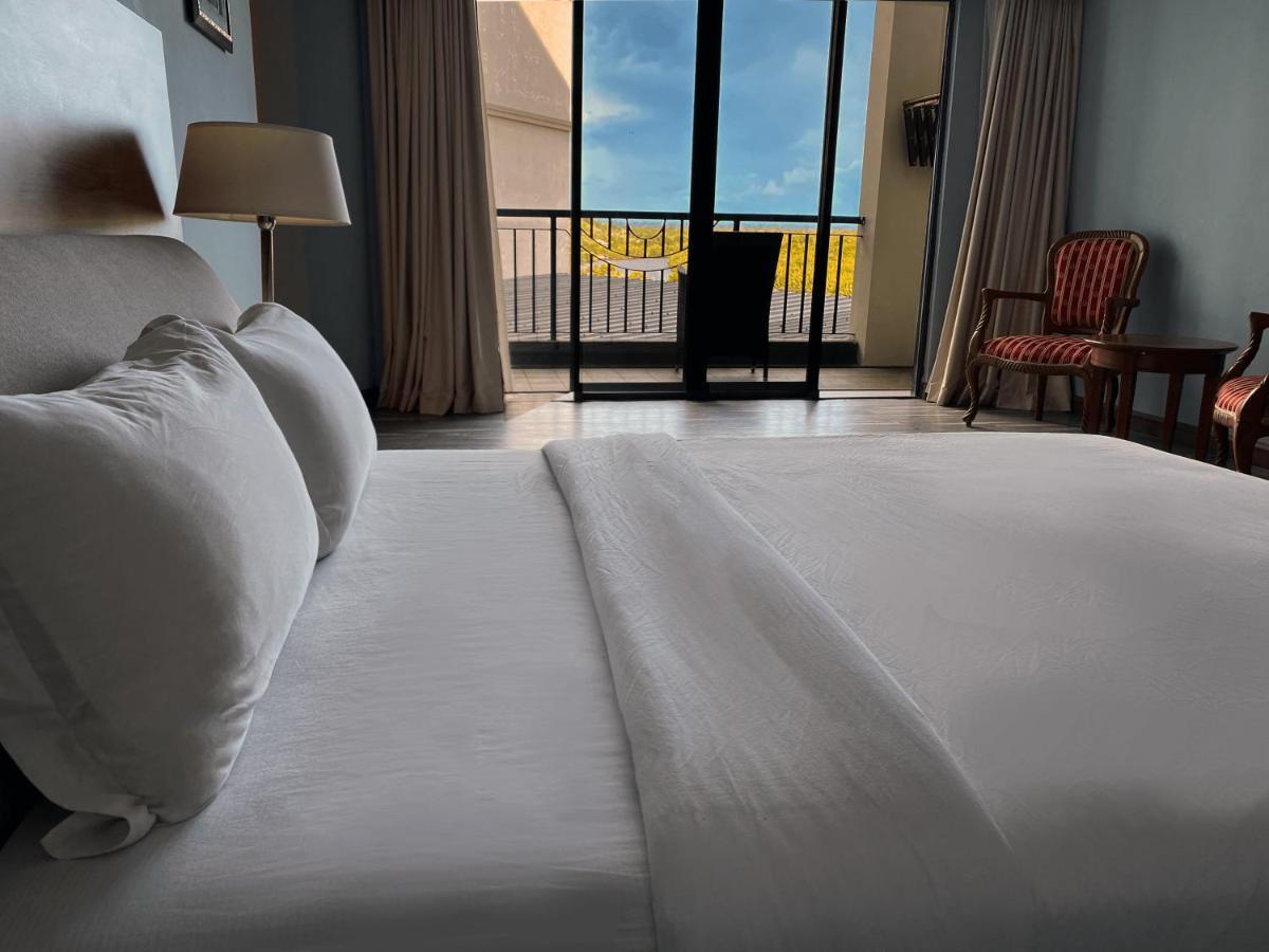 The Lanes Hotel Tutong Bagian luar foto